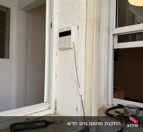כלי עבודה ומד לחץ ליד חלון